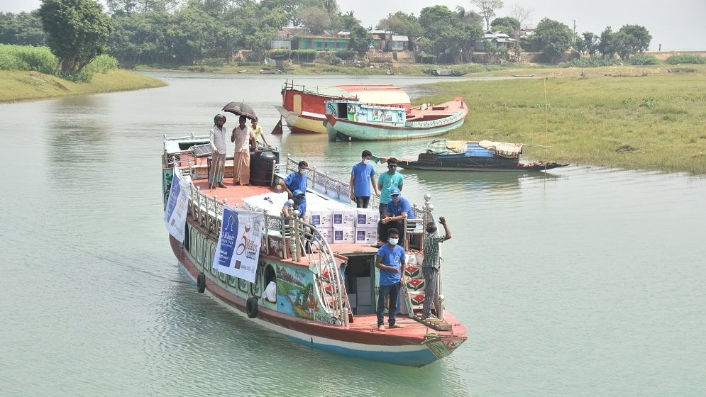 বন্যার্তদের মধ্যে ত্রাণ বিতরণ